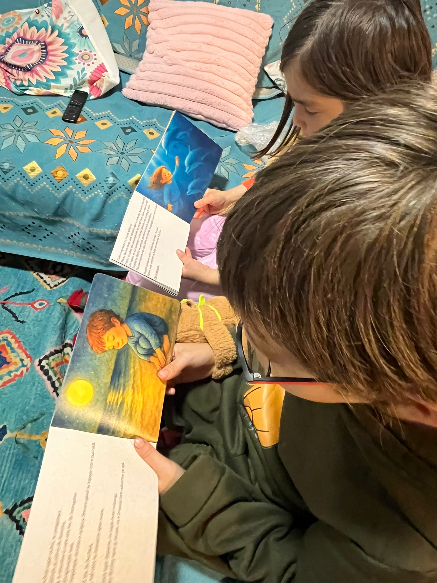 Doi copii cu cărțile Oha în brațe, pregătiți de ritualul de seară